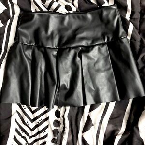 Garage Black Faux Leather Pleated Mini Skirt – Trendy Y2K